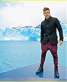 ricky-martin-visits-the-amazing-glaciers-in-argentina-03.jpg